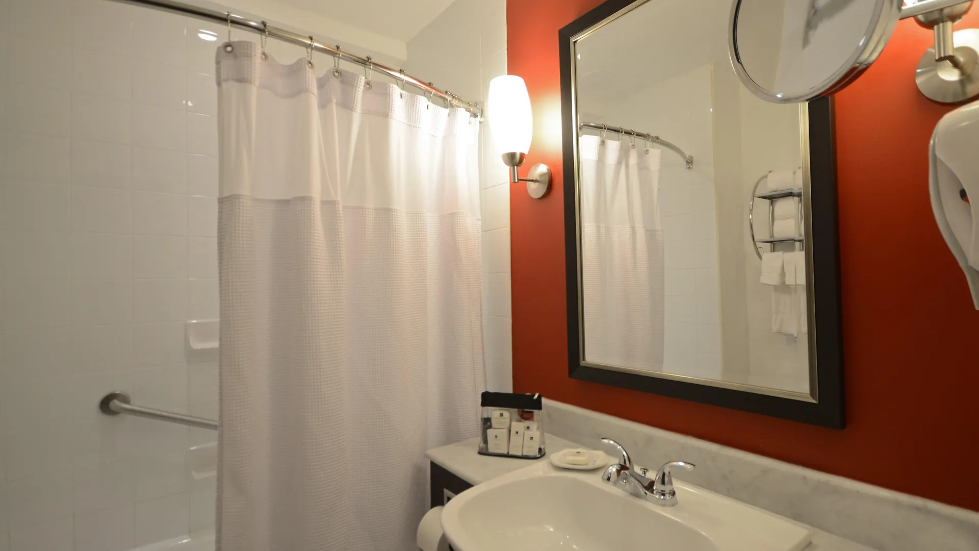 Hotel Armon Plaza Montreal Airpt, Trademark Collection By Wyndham