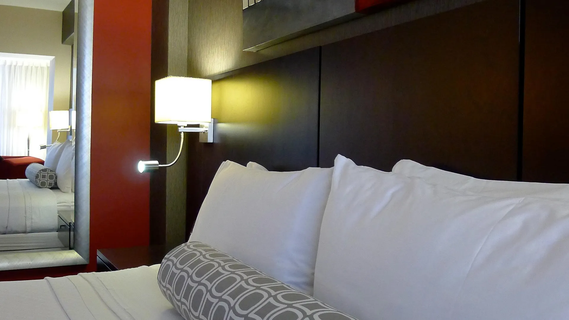 Armon Plaza Montreal Airpt, Trademark Collection By Wyndham Hotel